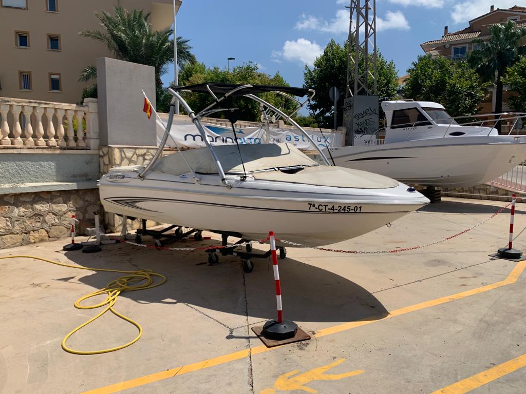 GLASTRON BOATS